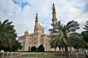 Jumeirah-Mosque-dubai-trees